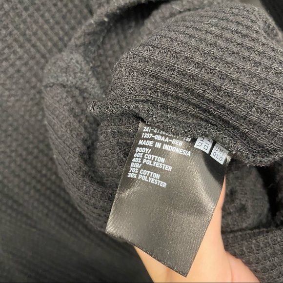 UNIQLO LONG BLACK SLEEVE SWEATER/ PULL OVER - Picture 4 of 7
